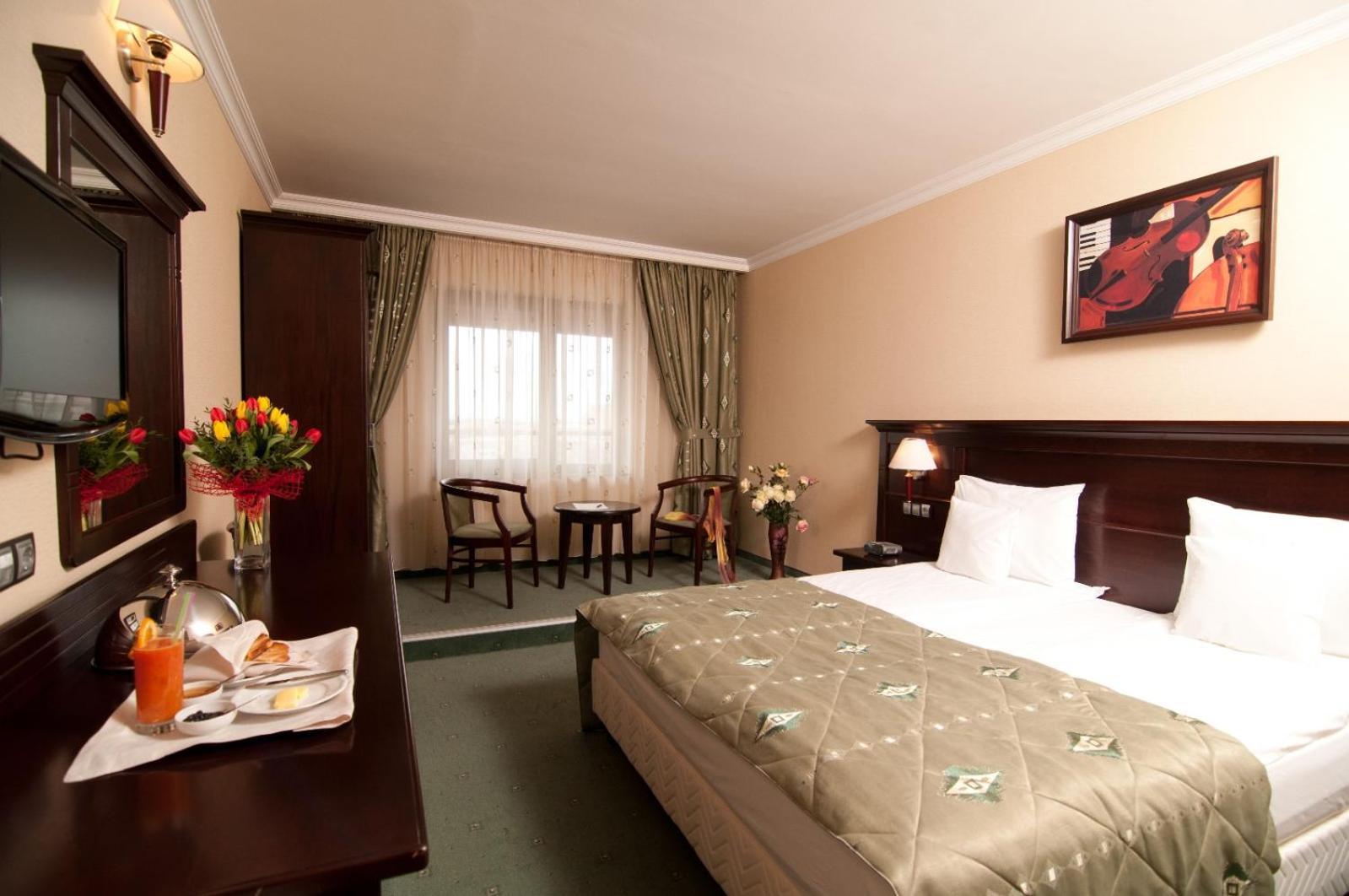 Hotel Rapsodia City Center Botosani Exterior photo
