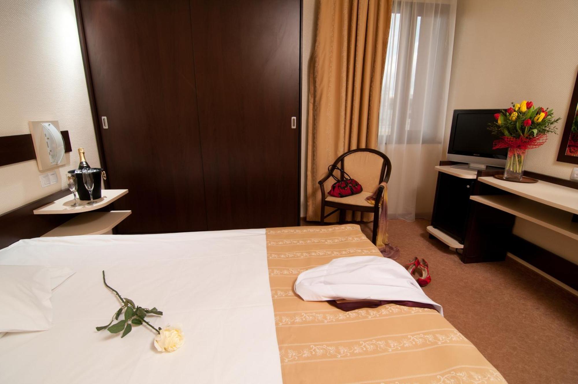 Hotel Rapsodia City Center Botosani Exterior photo