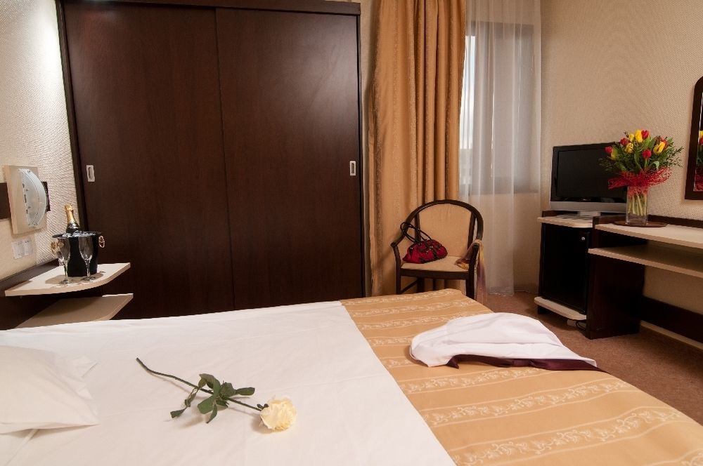 Hotel Rapsodia City Center Botosani Exterior photo